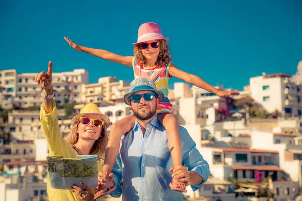 Glad familj på sommarsemester — Stockfoto