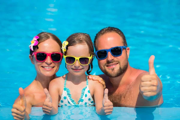 Família feliz se divertindo nas férias de verão — Fotografia de Stock