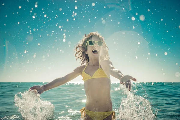 海で遊んで幸せな子 — ストック写真