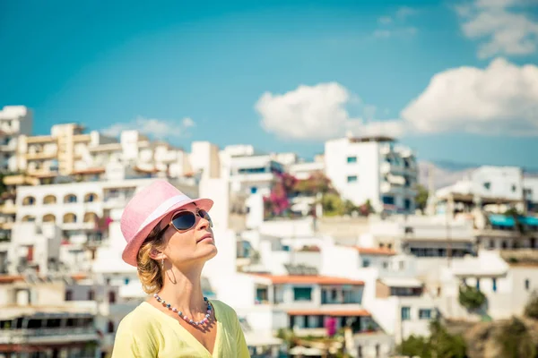 Mujer joven en vacaciones de verano — Foto de Stock