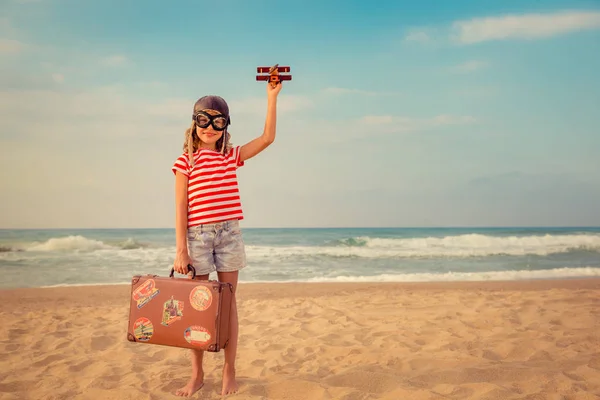 Enfant heureux jouant avec un avion jouet — Photo