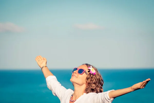 Glückliche Frau im Sommerurlaub — Stockfoto