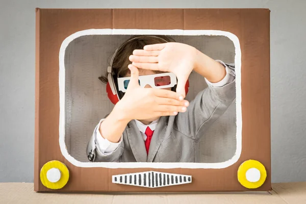 Niño jugando con la televisión de dibujos animados —  Fotos de Stock