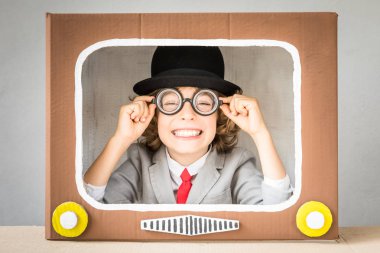 Karikatür Tv ile oynayan çocuk