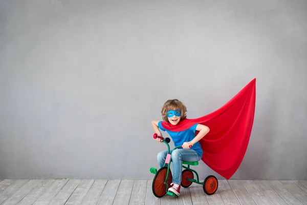Дитина прикидається супергероєм — стокове фото