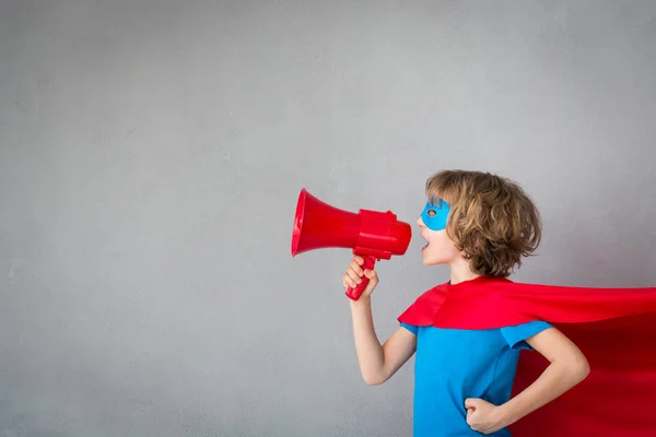 Kind gibt sich als Superheld aus — Stockfoto