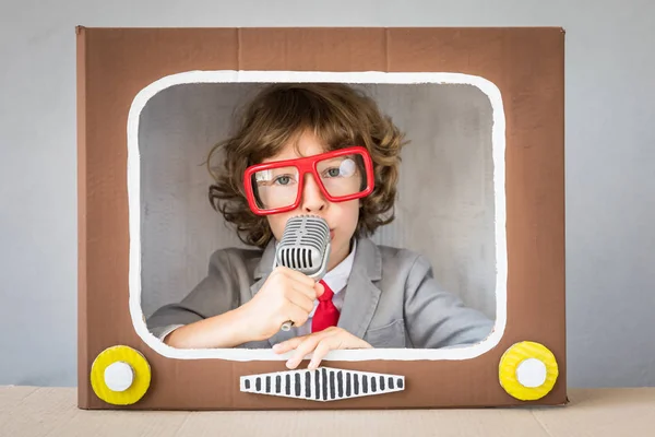 Karikatür Tv ile oynayan çocuk — Stok fotoğraf