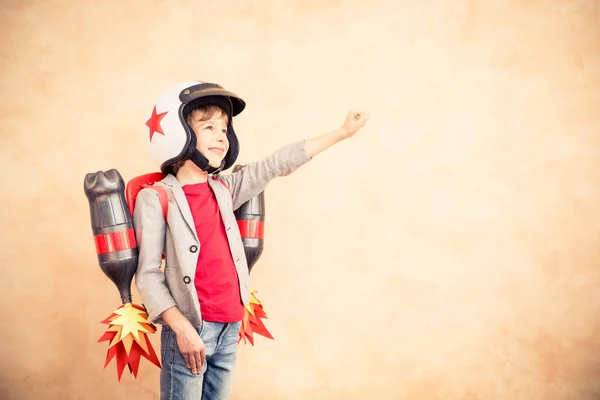 Enfant avec jet pack jouant à la maison — Photo