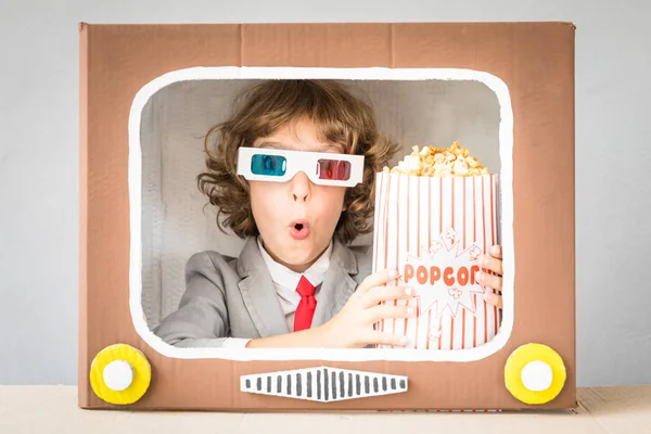 Niño jugando con la televisión de dibujos animados — Foto de Stock