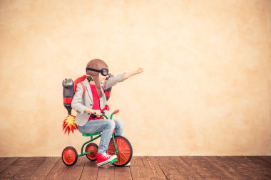 Evde oynamak jet pack ile çocuk