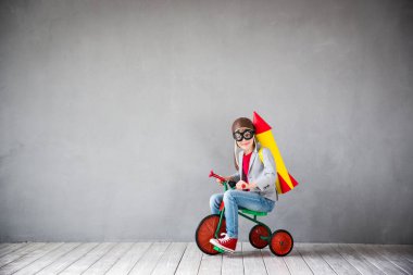 Evde Jet paketi ile oynayan çocuk