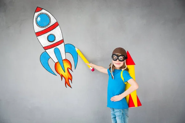 Niño jugando con jet pack en casa — Foto de Stock