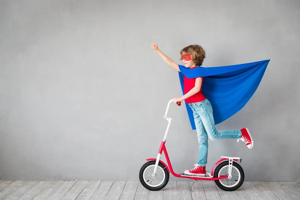 Dítě předstírá být superhrdina — Stock fotografie
