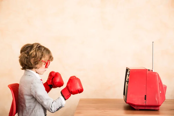 Kind pretenderen te zijn zakenman — Stockfoto