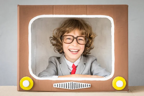 Niño jugando con la televisión de dibujos animados — Foto de Stock