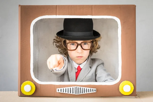 Niño jugando con la televisión de dibujos animados —  Fotos de Stock