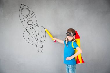 Jet paketi ile oynayan çocuk