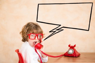 telefon ile oynayan çocuk
