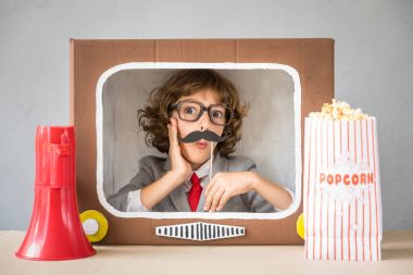 Karikatür Tv ile oynayan çocuk