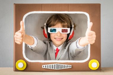 Karikatür Tv ile oynayan çocuk