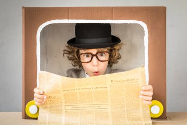 Karikatür Tv ile oynayan çocuk