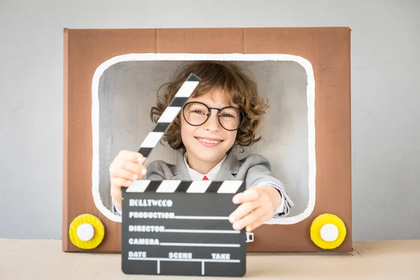 Niño jugando con la televisión de dibujos animados — Foto de Stock