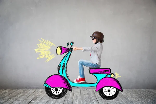 Niño jugando con imaginar bicicleta — Foto de Stock