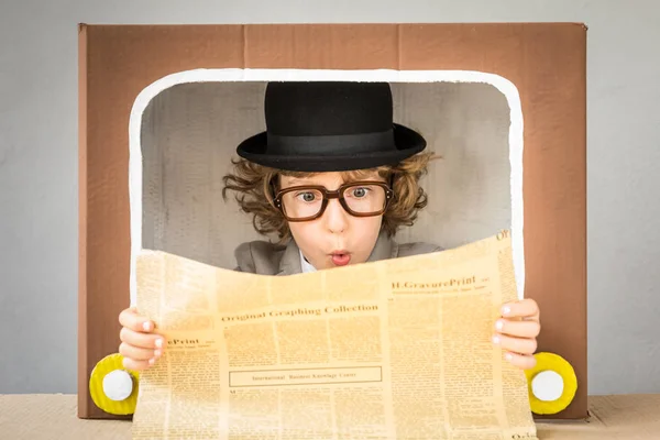 Bambino che gioca con la TV del fumetto — Foto Stock