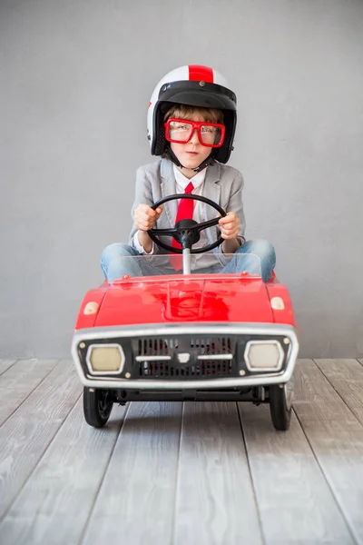 Dziecko bawi się samochodu — Zdjęcie stockowe