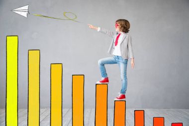 Çocuk çizilmiş grafik çubuğu yükselen