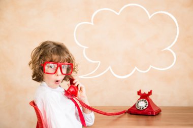 telefon ile oynayan çocuk