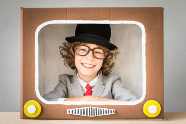 Karikatür Tv ile oynayan çocuk