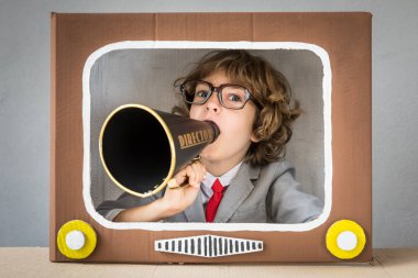 Karikatür Tv ile oynayan çocuk