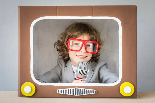 Karikatür Tv ile oynayan çocuk — Stok fotoğraf