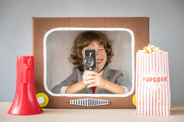 Criança brincando com desenhos animados TV — Fotografia de Stock