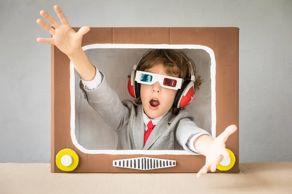 Niño jugando con la televisión de dibujos animados — Foto de Stock