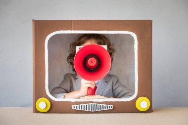 Boxtv ile oynayan çocuk