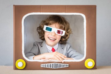 Karikatür Tv ile oynayan çocuk