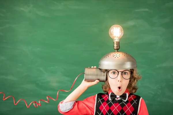 Niño con auriculares de realidad virtual de juguete — Foto de Stock