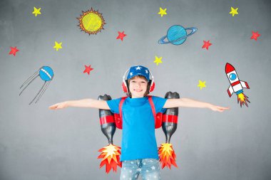 Evde Jet paketi ile oynayan çocuk