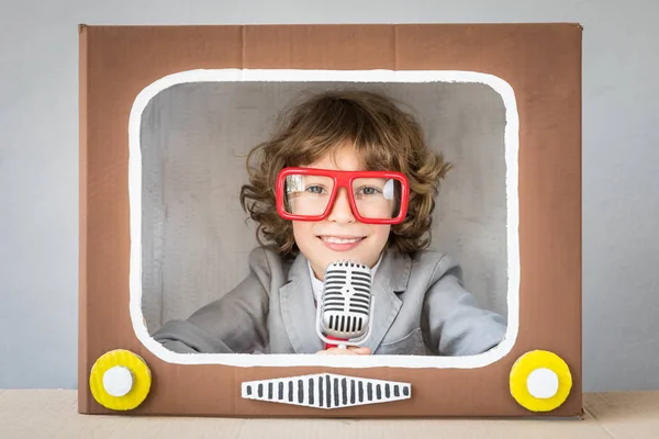 Niño jugando con la televisión de dibujos animados — Foto de Stock