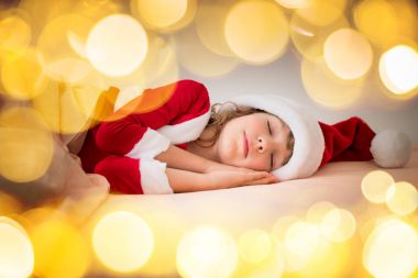 Kız yatakta uyuyor. 