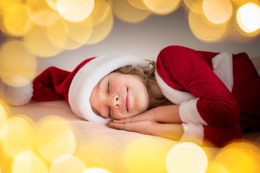 Kız yatakta uyuyor. 