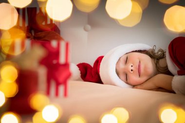 Kız yatakta uyuyor. 