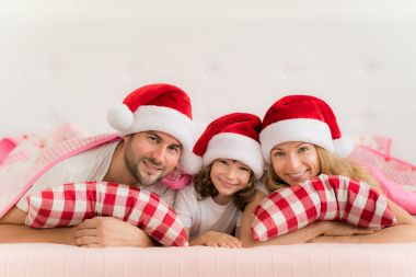 mutlu aile battaniyenin altında yalan