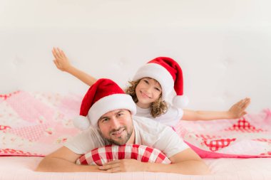 Baba ve kızı battaniyenin altında yalan