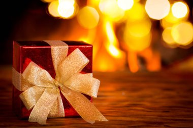 şömine önünde, kırmızı hediye kutusu