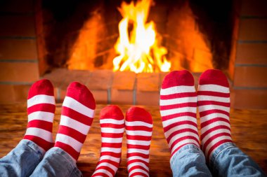 sıcak yılbaşı çoraplı ayaklar