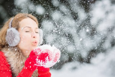 Kış parkında genç bir kadın
