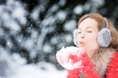 Kış parkında genç bir kadın